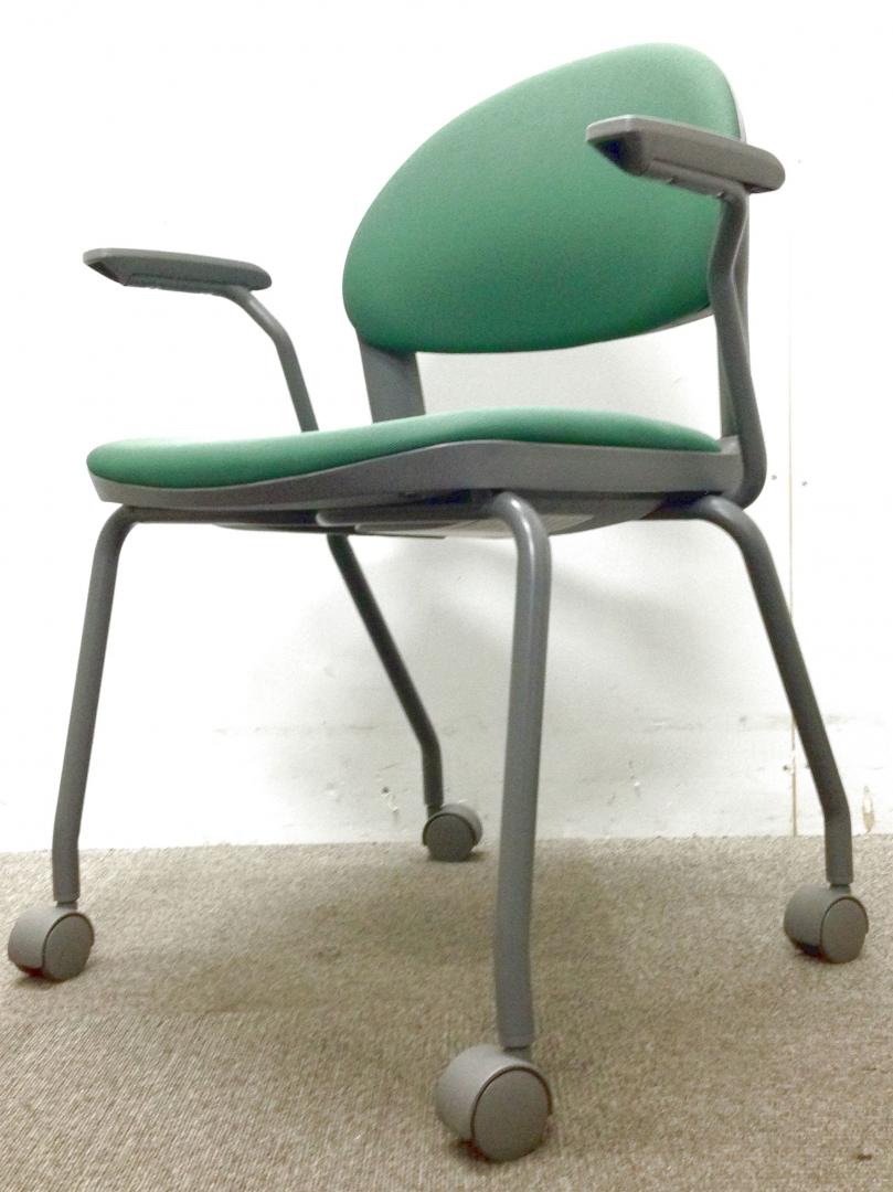 キャスター付スタッキングチェア｜肘かけ付｜コクヨ製
                        
                                    中古
            