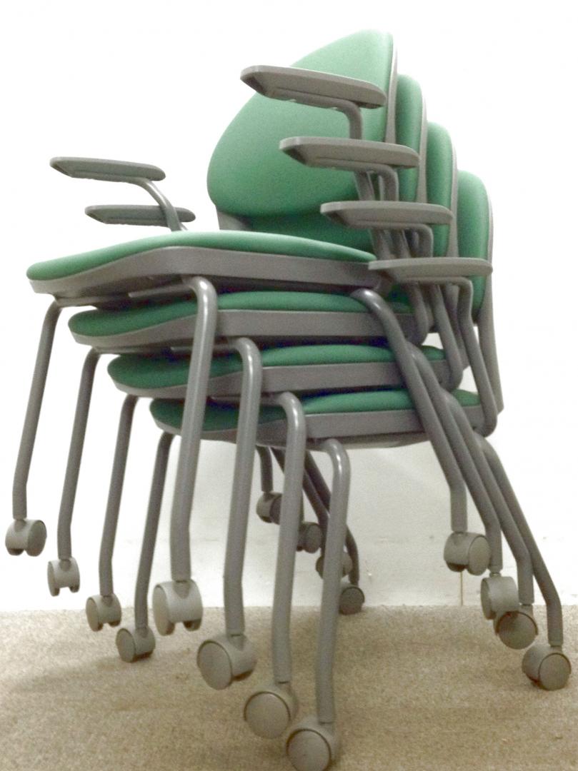 【4脚セット】キャスター付スタッキングチェア｜肘かけ付｜コクヨ製
                        
                                    中古
            