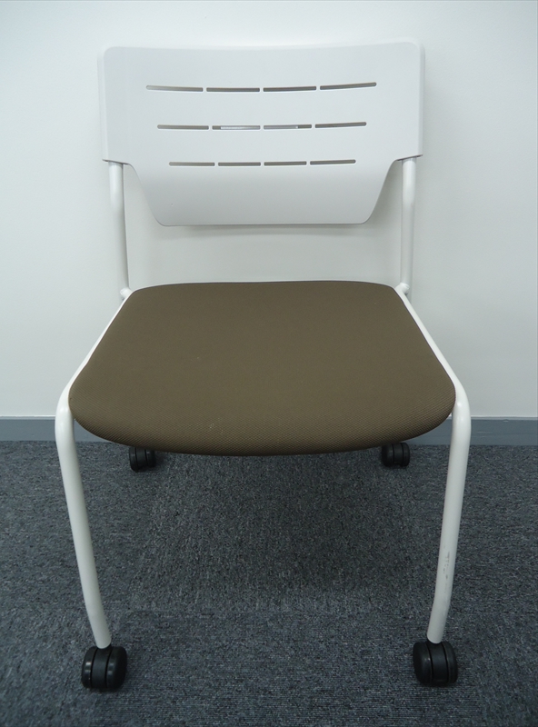 やわらかな座り心地のスタッキングチェア、キャスターつき！【RP】
                        エレック
                                    中古
            