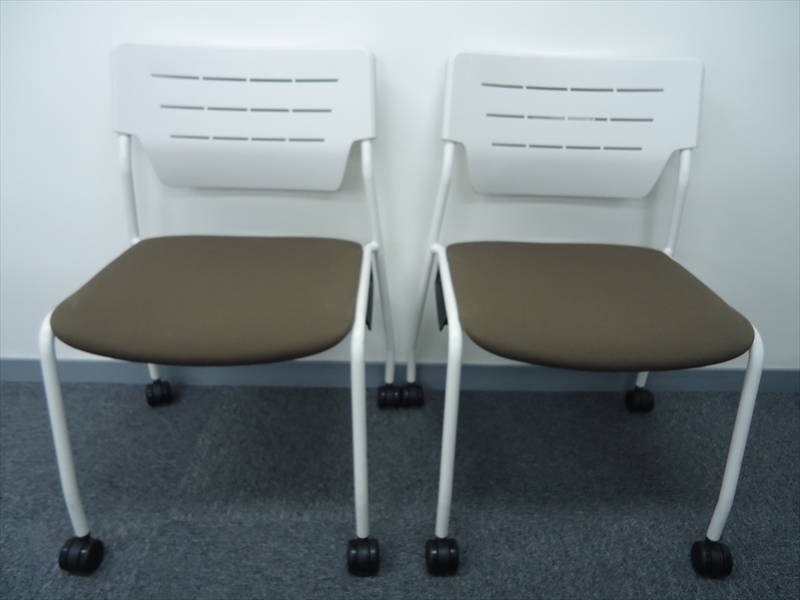 やわらかな座り心地のスタッキングチェア、２脚セット！ 【RP】
                        エレック
                                    中古
            