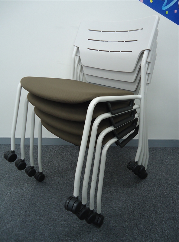 やわらかな座り心地のスタッキングチェア、４脚セット！ 【RP】
                        エレック
                                    中古
            