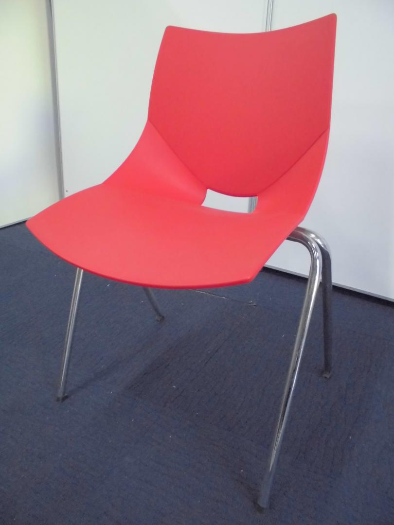 【デザイン性がイイネ！】スタッキングチェア(情熱の赤)｜樹脂素材なので拭き掃除ができて便利！
                        
                                    中古
            