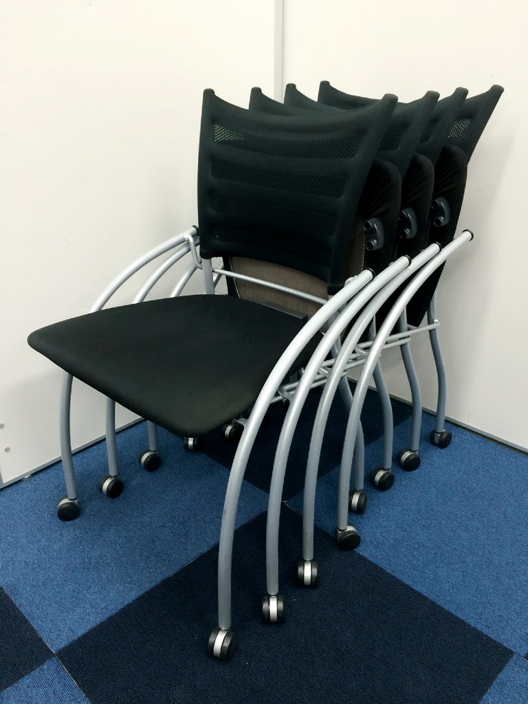 【人気のネスティングチェア4脚セット】■イトーキ製プリエ2　■落ち着いたブラック色　■キャスター付き
                        プリエ2
                                    中古
            