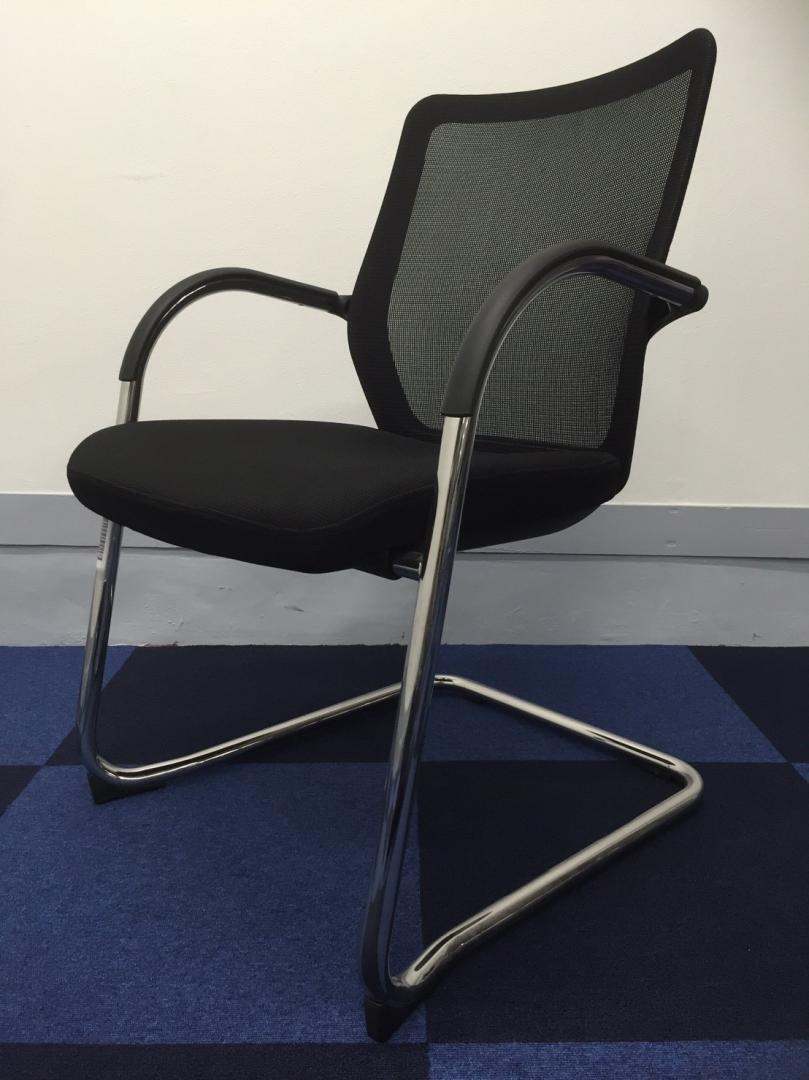 【KS】【状態良好】【2014年製造】ミーティング・カンファレンス用チェア　会議チェアとしてお勧め！落ち着いたブラックカラーがほとんどのオフィスにマッチするデザイン【こだわりの打ち合わせスペースに最適】
                        
                                    中古
            