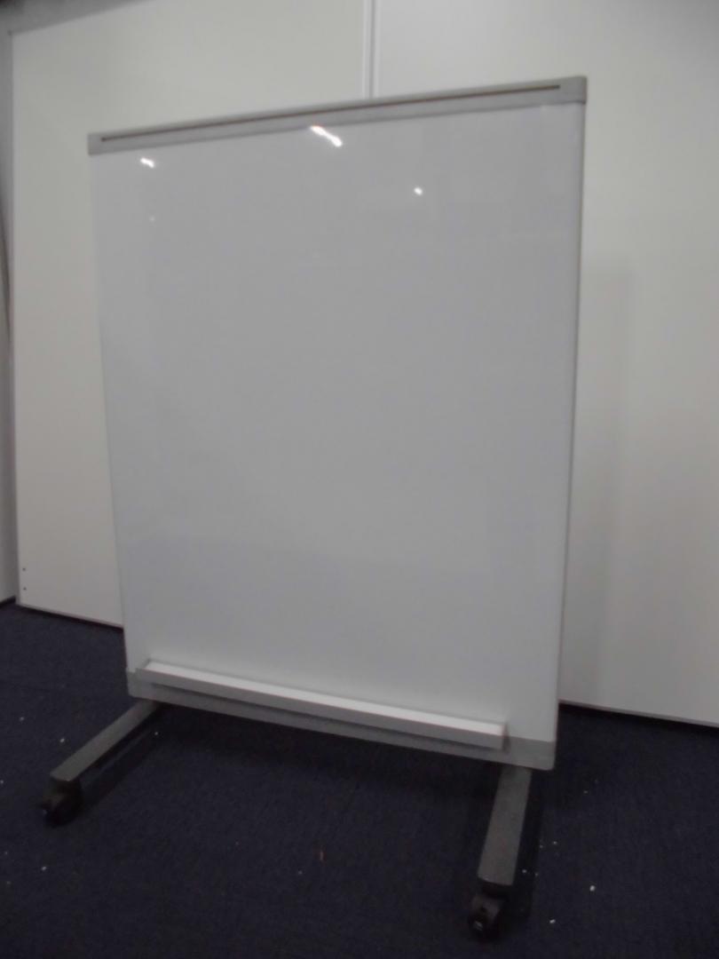 【キャスター付き！】パーテーション型ホワイトボード｜W900×H1250【両面使用可能】
                        
                                    中古
            