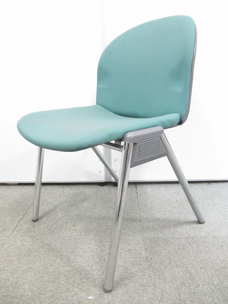 【商品入れ替えの為特別特価！】シンプルでありながらクッション性の高いスタッキングチェア！
                        
                                    中古
            