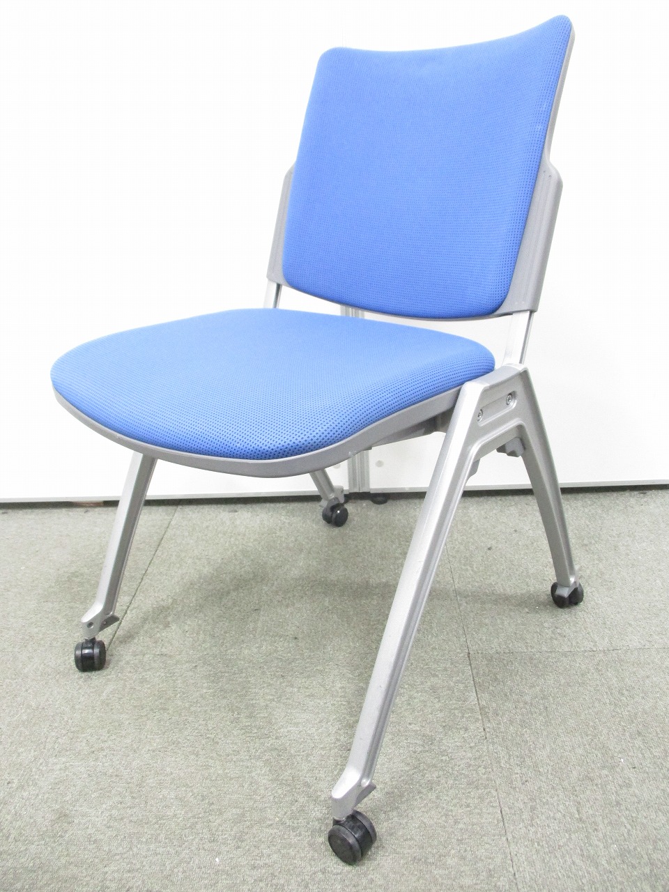 【メッシュ素材！】涼しげなカラーリングと素材感！キャスター付の国内メーカー商品！
                        
                                    中古
            