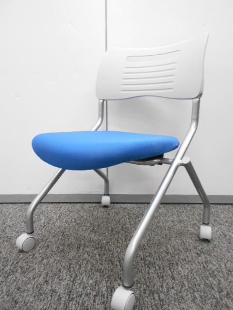 【12脚入荷】キャスター付会議用チェア　鮮やかブルー
                        
                                    中古
            