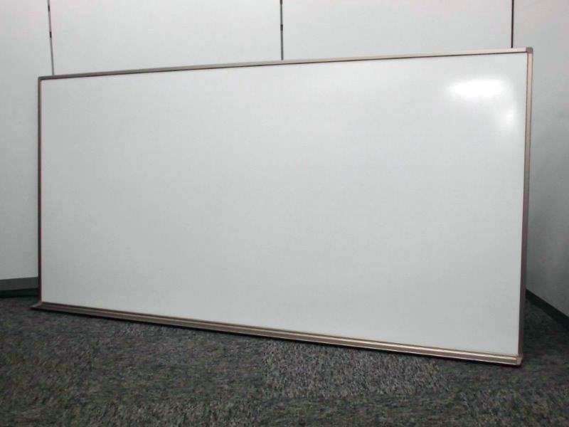 プラス製壁掛けホワイトボード　横幅1800mmの大きなサイズでミーティングなどに最適　※2箇所へこみがあります
                        LB
                                    中古
            