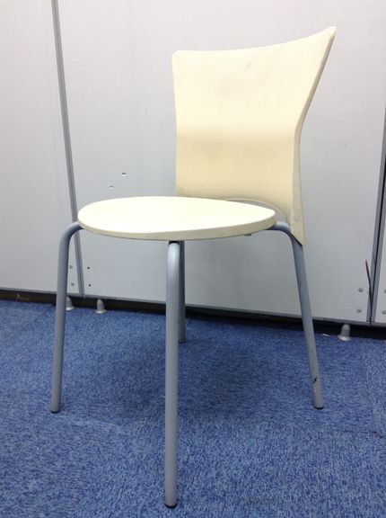 【おつとめ品】濡れに強いため外仕事の休憩スペースなどにいかがですか?

                        
                                    中古
            