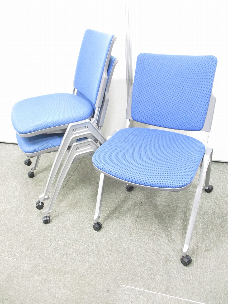 【セット商品】キャスター付スタッキングチェアが３脚セット！セット価格で１脚2500円！
                        
                                    中古
            