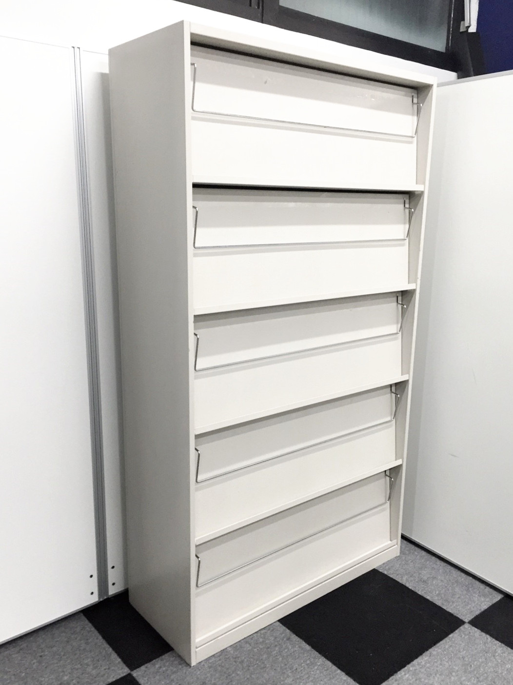 カタログなどを見せる事が出来て尚且つ中にも収納できる雑誌架入荷！カタログスタンドにもどうぞ！
                        
                                    中古
            