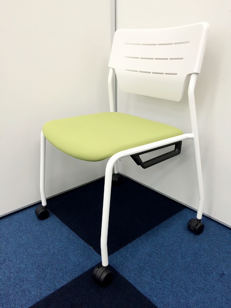 【オフィス空間を変える原色カラーのスタッキングチェア】■イトーキ製　■エレックシリーズ　■キャスター付き　■綺麗なライトグリーン色
                        エレック
                                    中古
            