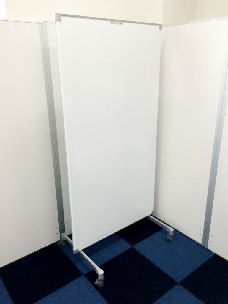 【1枚限定！文字も書けるホワイトボード式パーテーション】■メーカー不明　■キャスター付き
                        
                                    中古
            