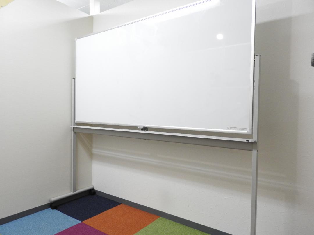 【オフィスの必須アイテム】傷や小さな凹みの為特別価格でご提供！脚付きホワイトボード【内田洋行製】【RP】
                        ＳＫＳ
                                    中古
            