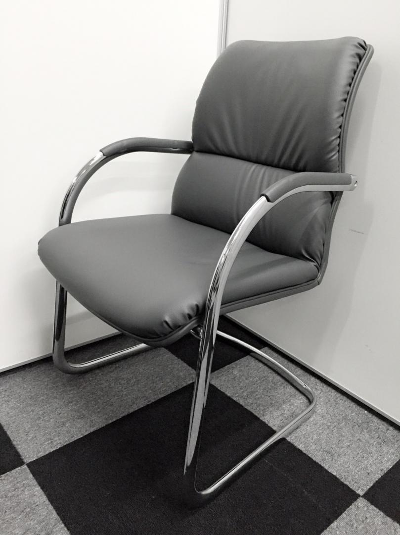 【１８脚まとめて入荷！】【定価７万超え！天下のオカムラ製】革タイプのミーティングチェアが大量入荷です！応接用にも【状態良好】【店長おすすめ商品】
                        
                                    中古
            