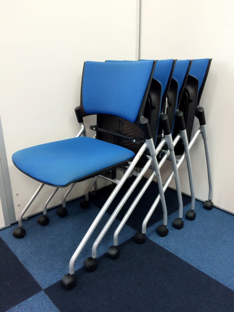 【あの人気チェアをセットでご案内】■イトーキ製　■マノスシリーズ　■落ち着いたブルー色　■キャスター付き
                        マノス
                                    中古
            