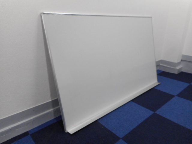 【KS】【状態良好】【2014年製造】スペースを取らない壁掛けホワイトボード　幅1500mm（無地）　会議スペースに重宝しますよね！
                        
                                    中古
            