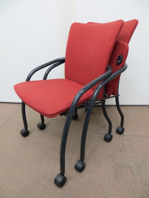 【イトーキ製】平行に重ねられるネスティングチェア2脚セット　鮮やかなレッド【中古オフィス家具】
                        
                                    中古
            