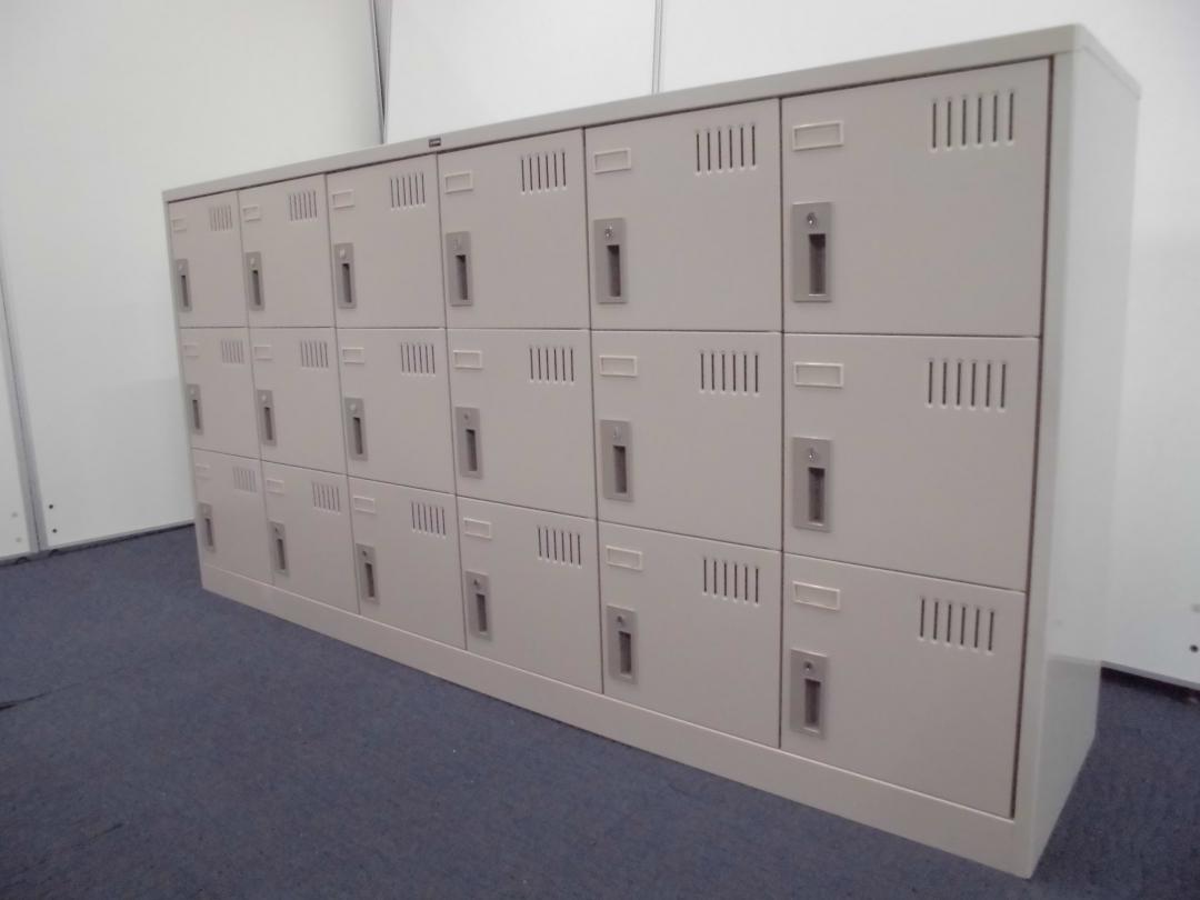 内田洋行｜18人用ロッカー(シューズボックス)｜幅1750mm×奥行380mm×高さ880mm｜6列2段
                        
                                    中古
            