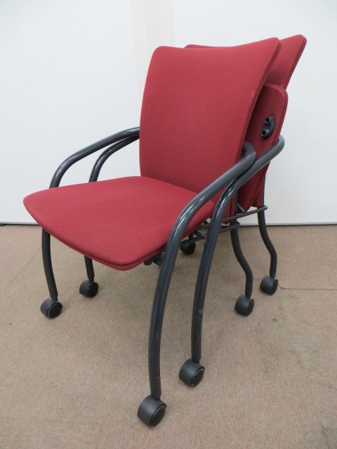 【イトーキ製】平行に重ねられるネスティングチェア2脚セット　渋みのあるレッド【中古オフィス家具】
                        
                                    中古
            