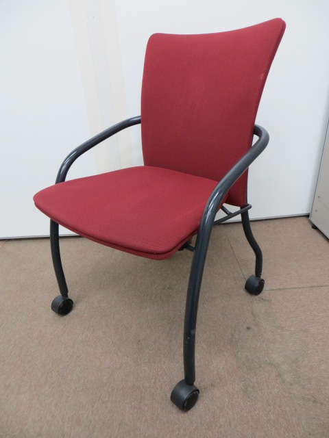 【イトーキ製】平行に重ねられるネスティングチェア　渋みのあるレッド【中古オフィス家具】 
                        
                                    中古
            