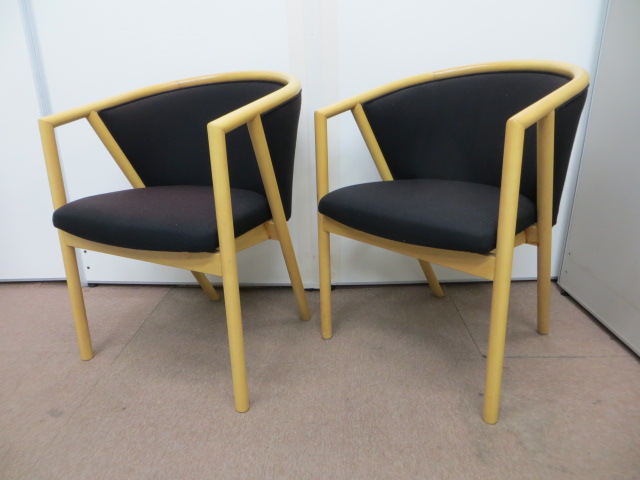 【木製フレーム】あたたかみのある木製ミーティングチェア2脚セット　オカムラ製【中古オフィス家具】
                        
                                    中古
            