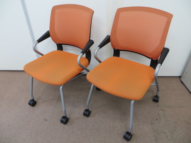 【重ねて省スペース】平行に重ねることができるミーティングチェア2脚セット　鮮やかなオレンジ【中古オフィス家具】
                        サテリテ
                                    中古
            