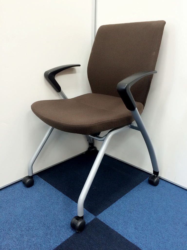 【汚れの目立たないブラウン色のネスティングチェア】■コクヨ製　■ＣＫシリーズ　■座面が折りたためます　■会議用にいかがでしょうか
                        ＣＫシリーズ
                                    中古
            