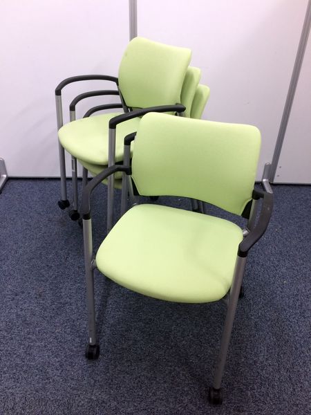 【セット商品】【4脚セット】楽々移動できるスタッキングチェア
                        
                                    中古
            