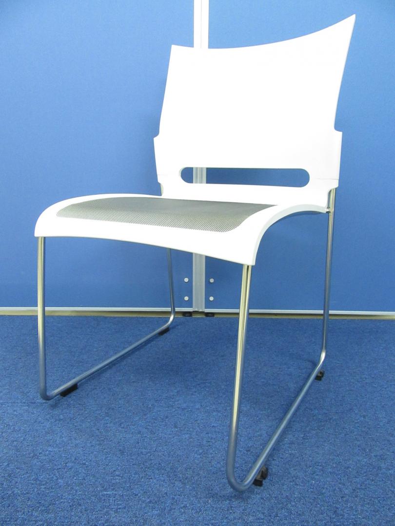 [6脚入荷!!]イトーキ コンフィットチェア ホワイト×シルバー■ミーティングやセミナー・研修等におすすめです!!使用しない時は重ねて収納頂けます!!
                        コンフィット
                                    中古
            