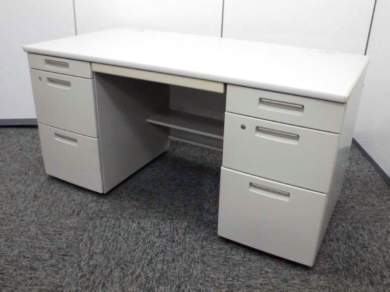 コクヨ製BSシリーズ　横幅1400mmの両袖机でゆとりのある作業スペースを
                        新BS
                                    中古
            