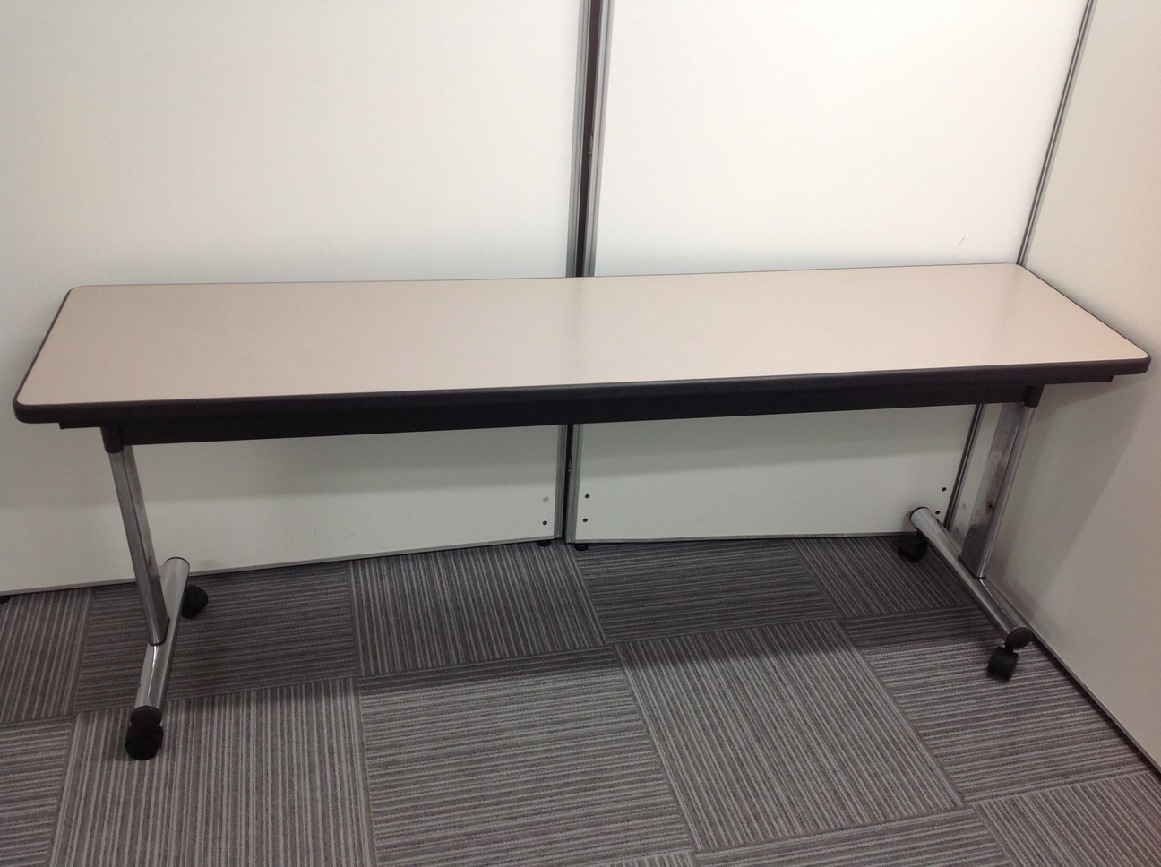 コクヨ製のスタックテーブルです。幅広めの1800mmタイプ。1台限定品。
                        
                                    中古
            