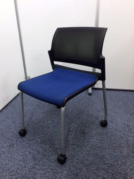 【8脚入荷】座面畳むことがでいるので場所をとりません
                        
                                    中古
            