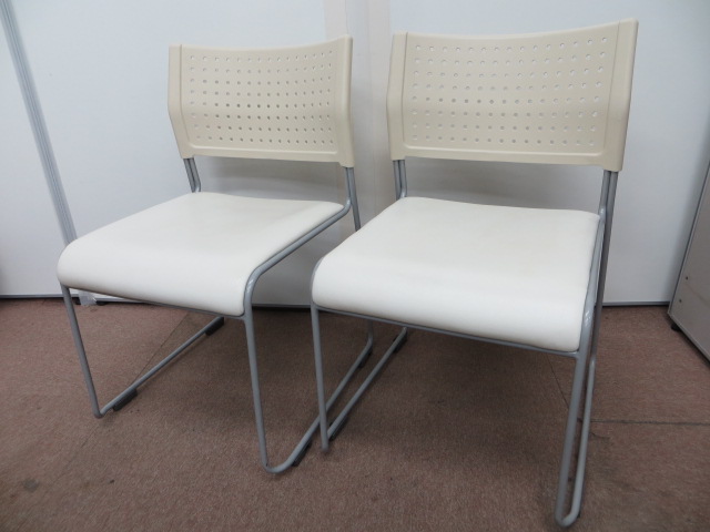 【重ねて収納可能】ループ脚のスタッキングチェア2脚セット　アイリスチトセ製【中古オフィス家具】
                        
                                    中古
            