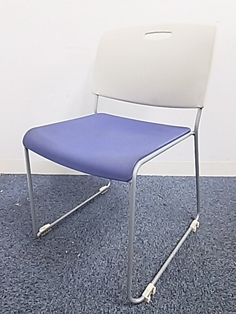 【重ねて収納出来る会議チェア2脚入荷！】鮮やかなお色味！
                        
                                    中古
            