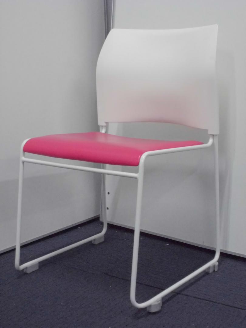 【ピンク×ホワイト】可愛い配色のスタッキングチェア入荷しました！【背：ヌード / 座：ビニールレザー】
                        
                                    中古
            