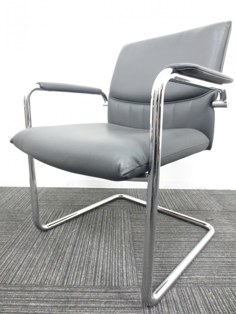 【座り心地抜群！】オカムラ製　ミーティングチェア　長時間の会議でも苦にならない快適さを是非！【肘付き】 
                        
                                    中古
            