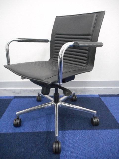 【KS】[状態良好][現行カタログ掲載品]本革高級会議用椅子　巨匠イームズがデザインしたような高級感のあるミーティングチェアです
                        ダイアログ　ドライプンクト社
                                    中古
            
