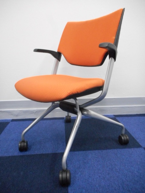 【KS】[状態良好]鮮やかオレンジ　ミーティングチェア（ネスティングチェア）揃いでお探しにお勧め！[松戸店厳選商品]
                        
                                    中古
            