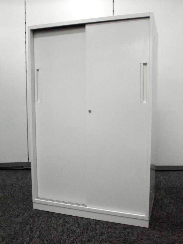 内田洋行製の引き違い書庫　ホワイトの少し大きめ書庫　棚板3枚付属します
                        
                                    中古
            