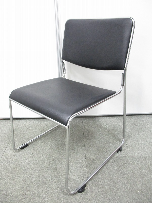 【状態良好！新古品！】ビニールレザータイプの新古品スタッキングチェア入荷です！

                        
                                    新古品
            