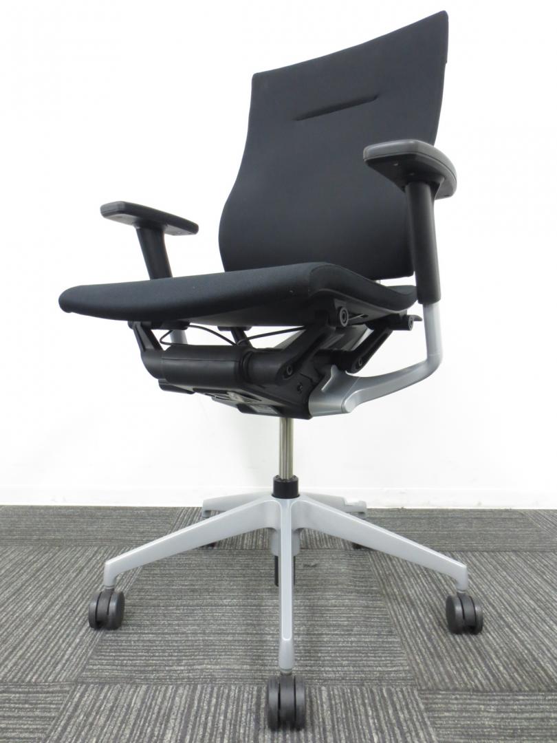 【専門業者によりクリーニング済み】イトーキ製 スピーナチェア ブラックのハイバックチェア　状態良好 Spina チェア グッドデザイン賞金賞受賞の高級エルゴノミックスチェア〔可動肘〕!!! 
                        スピーナ
                                    中古
            