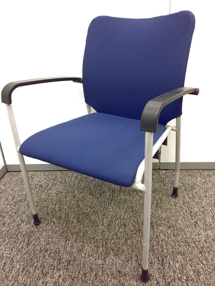 【１台入荷！】【ブルー色　スタッキングチェア】
                        
                                    中古
            