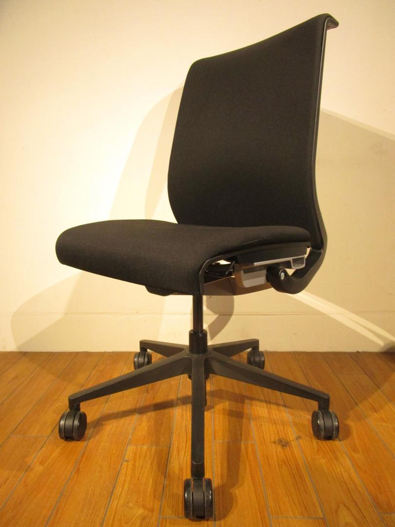 【美品！！】【スチールケース製｜シンクチェア】■肘無し ブラック■体重感知メカニズムによって瞬時に快適さが伝わります！eil

                        シンク
                                    中古
            