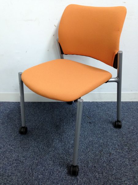 【4脚まとめて入荷】オレンジ色が華やか！！　キャスター付きで重ねて収納可能！！
                        8147
                                    中古
            