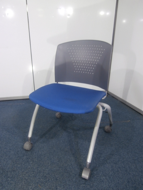 【２脚限定！！スタッキングチェアの入荷です！！】
                        
                                    中古
            
