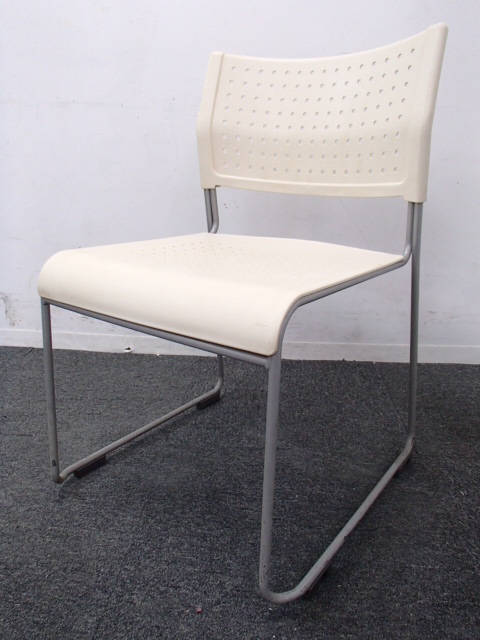 【8脚入荷】チトセ製｜スタッキングチェア｜人気のホワイト色のスタッキングチェア！
                        
                                    中古
            