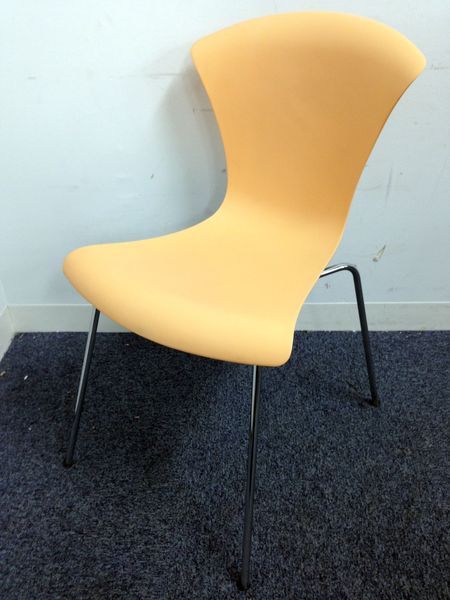 【ラスト1脚】イタリア製デザイナーズ家具　スタッキングチェア
                        NIHAU
                                    中古
            