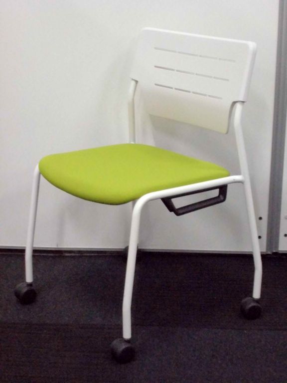 【キミドリ×ホワイト】可愛い配色のキャスター付スタッキングチェア【ラス1にて60％OFF】
                        エレック
                                    中古
            